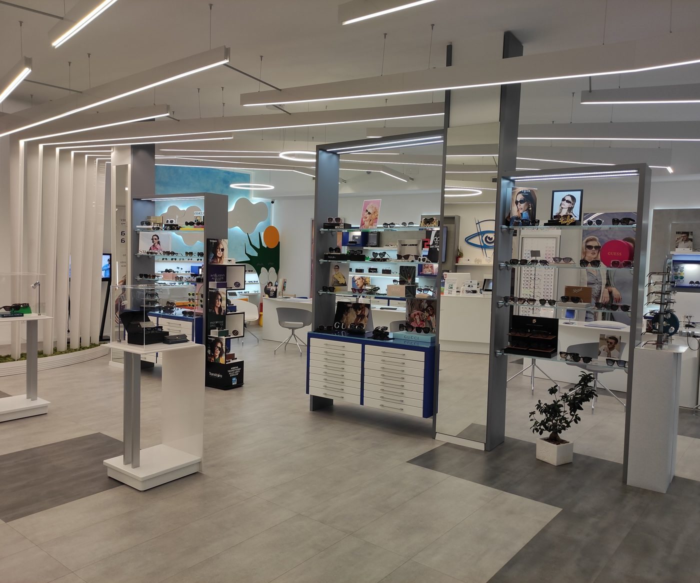 L'interno del negozio Ottica Perfetto in Via di Sotto a Pescara